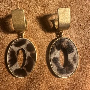 Stella & Dot Gold leopard earrings